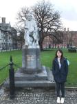 游文懿同學在都柏林大學三一學院的校園和著名數學家George Salmon教授的石像合照。